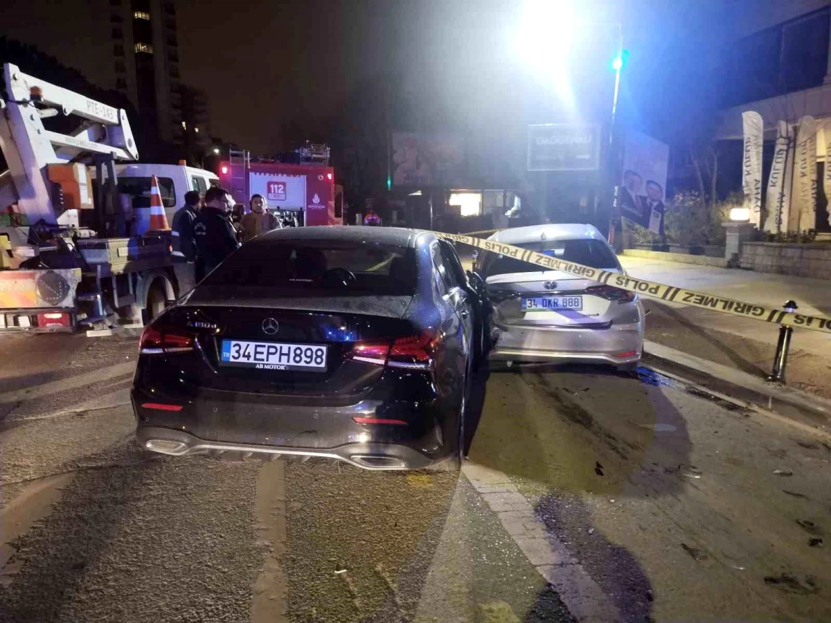 Kadıköy\'de seyir halindeyken kontrolden çıkan otomobilin park halindeki otomobile çarpması sonucu meydana gelen trafik kazasında 2 kişi yaralandı