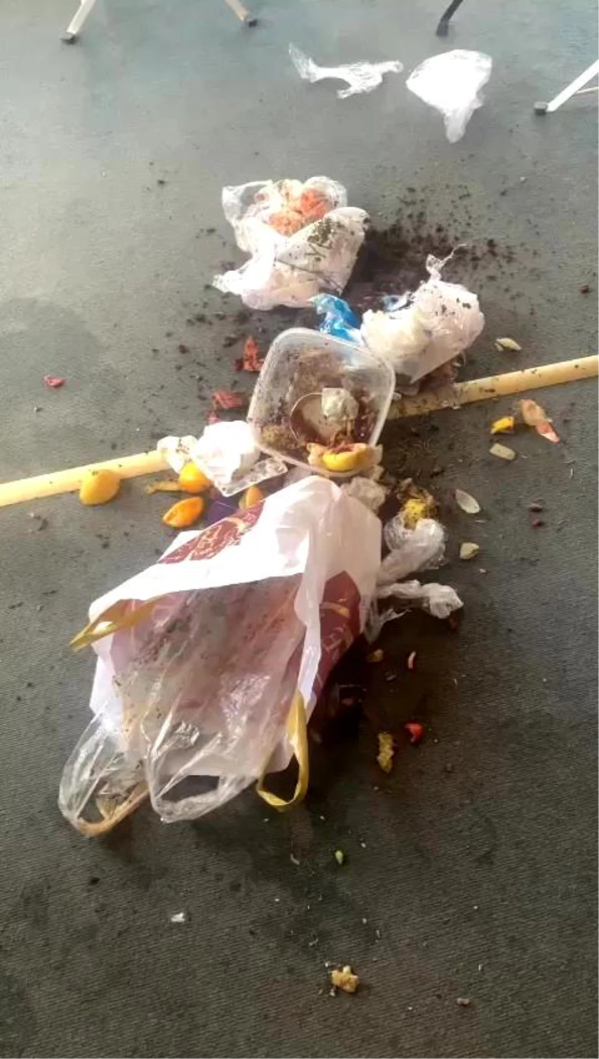 Adana\'da Kadınlar Spor Salonunu Basarak Çöp Döktü