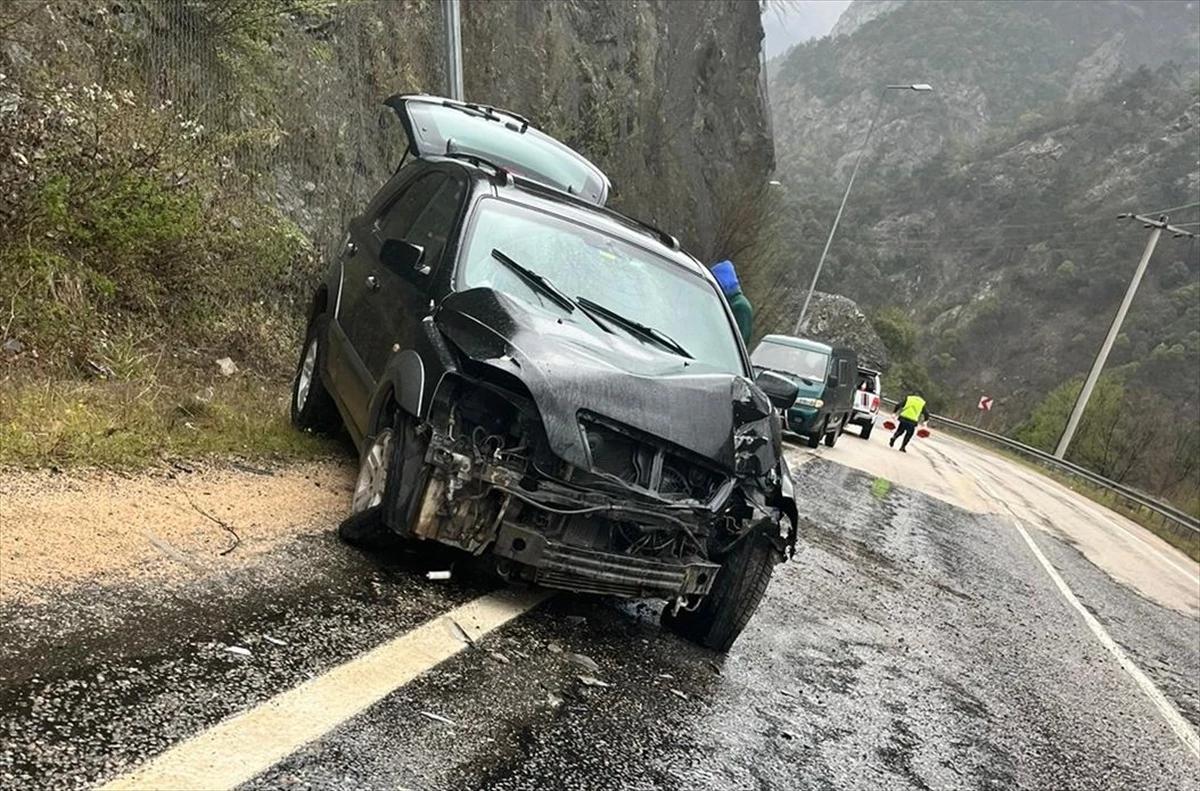 Karabük\'te Otomobilin Aydınlatma Direğine Çarpması Sonucu 2 Kişi Yaralandı