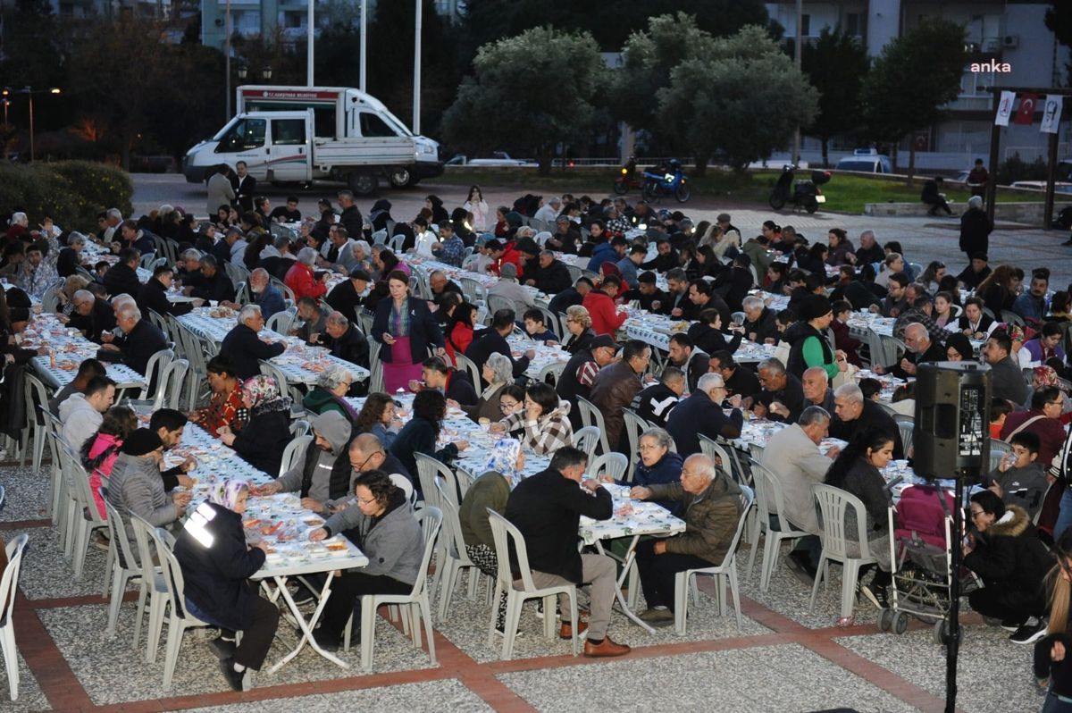 Karşıyaka Belediyesi Ramazan Ayında İftar Yemekleri Düzenliyor