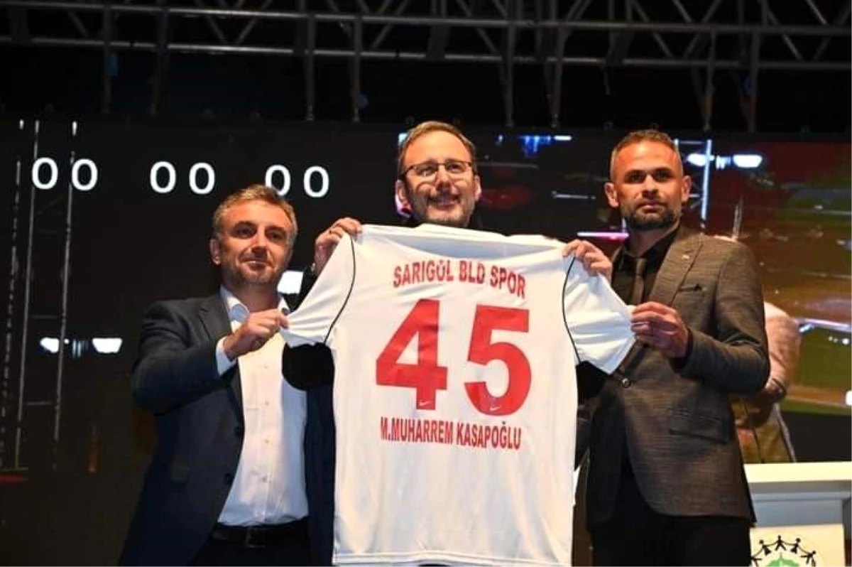 Sarıgöl Belediyespor, Mehmet Muharrem Kasapoğlu\'na forma hediye etti