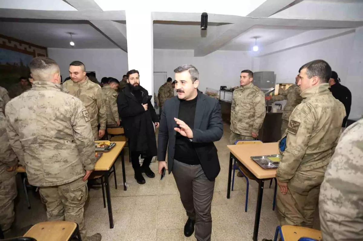 Hakkari Kaymakamı Mert Kumcu, kahraman jandarma ile iftarını açtı