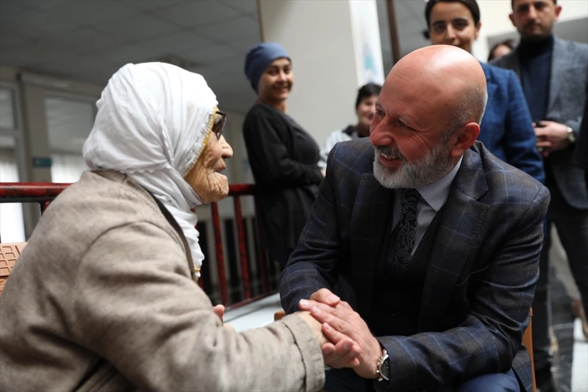 Kocasinan Belediye Başkanı Ahmet Çolakbayrakdar, Yaşlılara Saygı Haftası\'nda yaşlılarla bir araya geldi