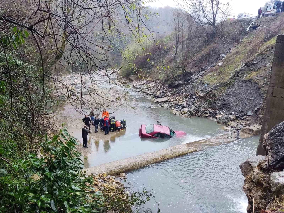 Zonguldak\'ta otomobil dereye uçtu, sürücü kurtarıldı