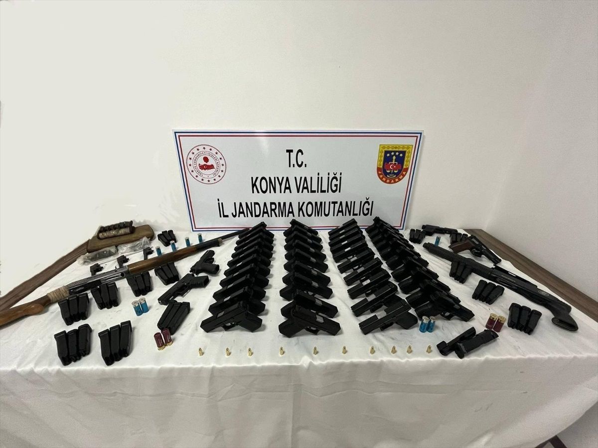 Konya\'da 47 Ruhsatsız Tabanca Ele Geçirildi, 3 Kişi Gözaltına Alındı