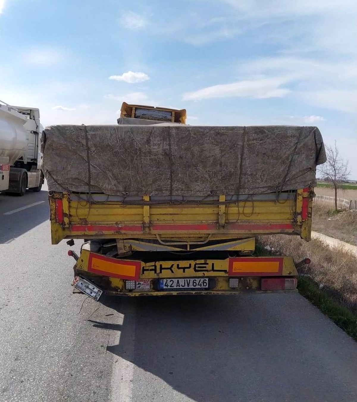 Konya\'da otomobilin tıra çarpması sonucu 2 kişi yaralandı