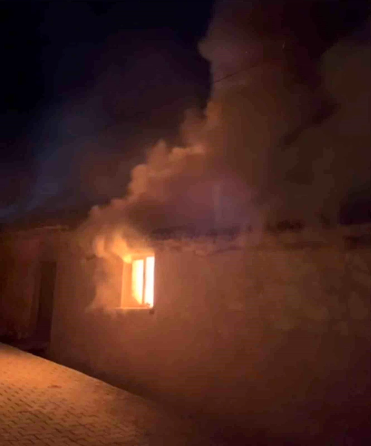 Karacabey\'de çıkan yangında 2 kişi dumandan etkilendi