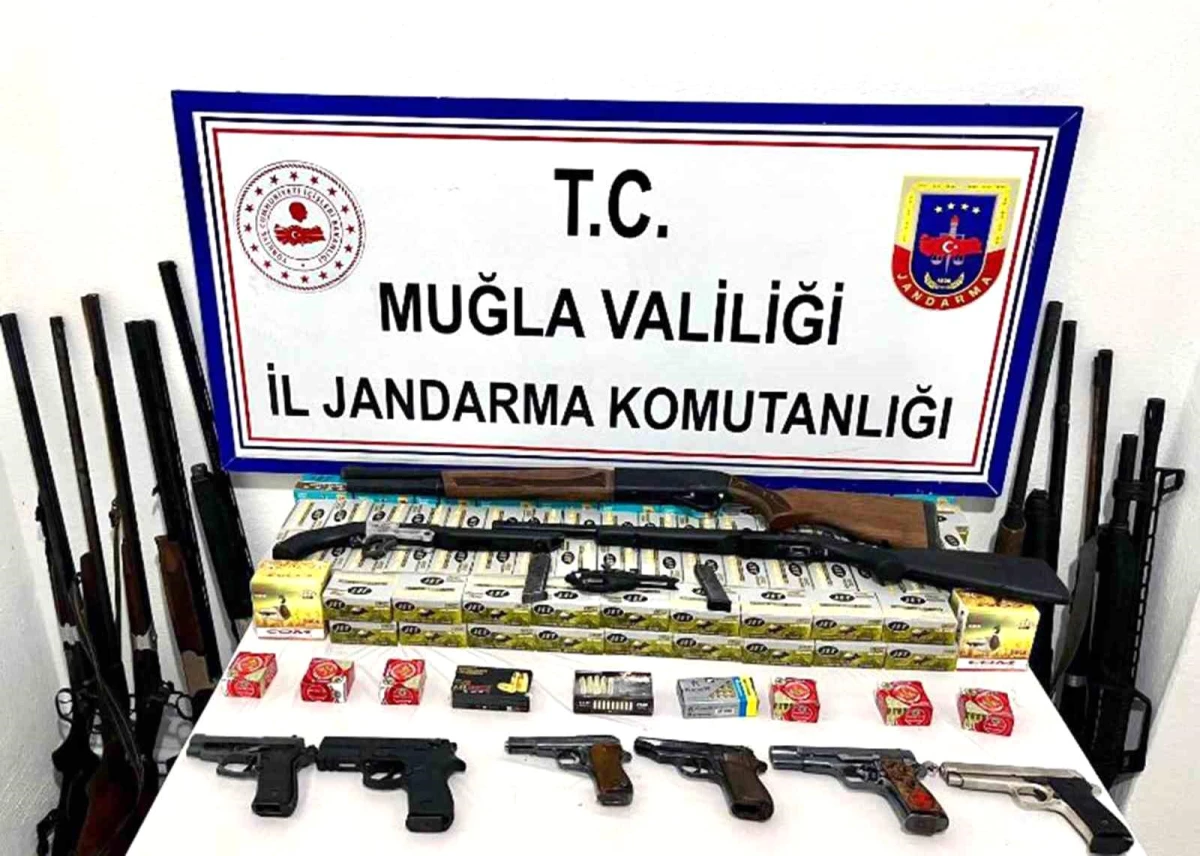 Muğla\'da Ruhsatsız Silah Operasyonu: 6 Tabanca ve 12 Av Tüfeği Ele Geçirildi