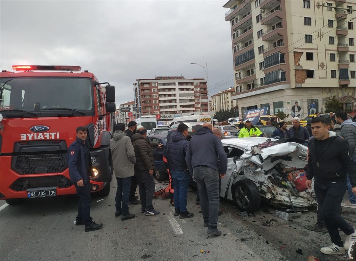 Malatya\'da 7 aracın karıştığı trafik kazasında 5 kişi yaralandı