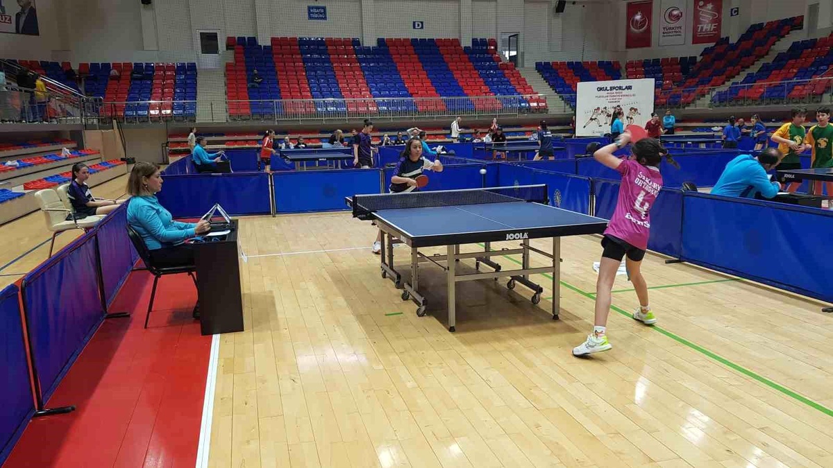 Karabük\'te Okul Sporları Masa Tenisi Yıldızlar Türkiye Birinciliği Devam Ediyor