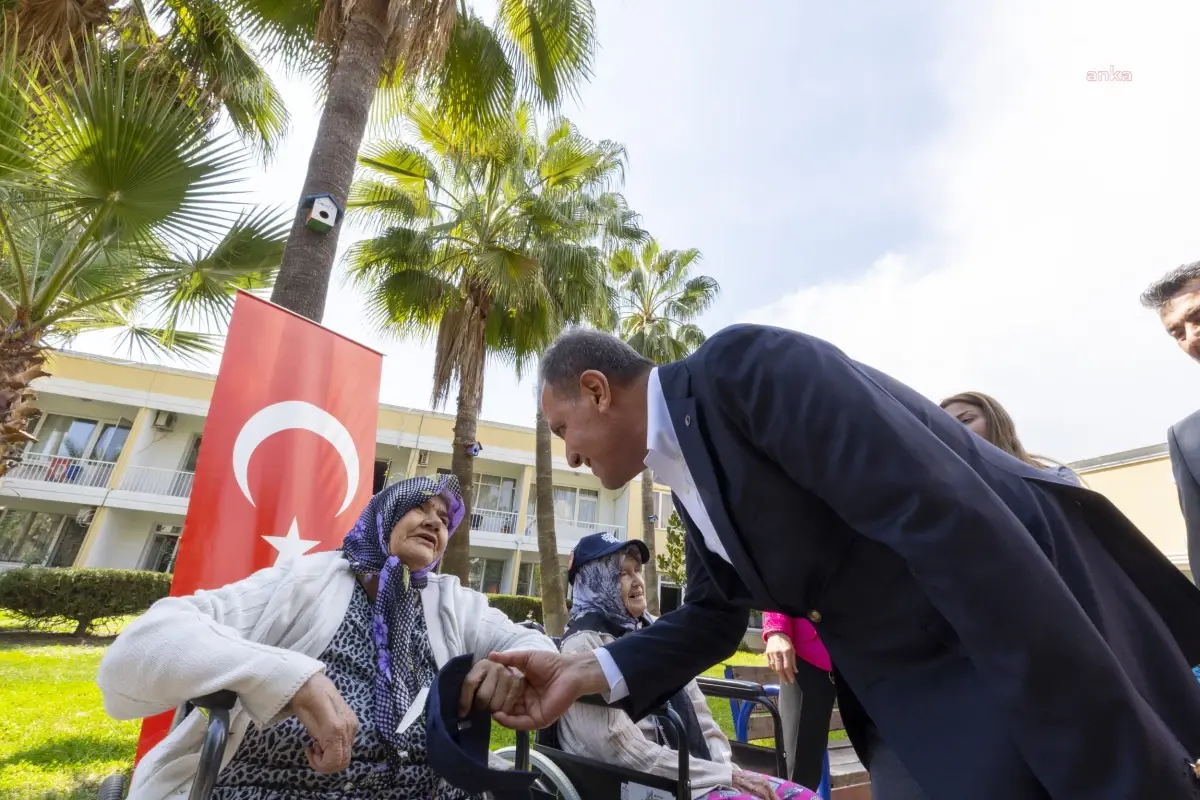 Mersin Büyükşehir Belediye Başkanı Vahap Seçer Huzurevi\'ni Ziyaret Etti