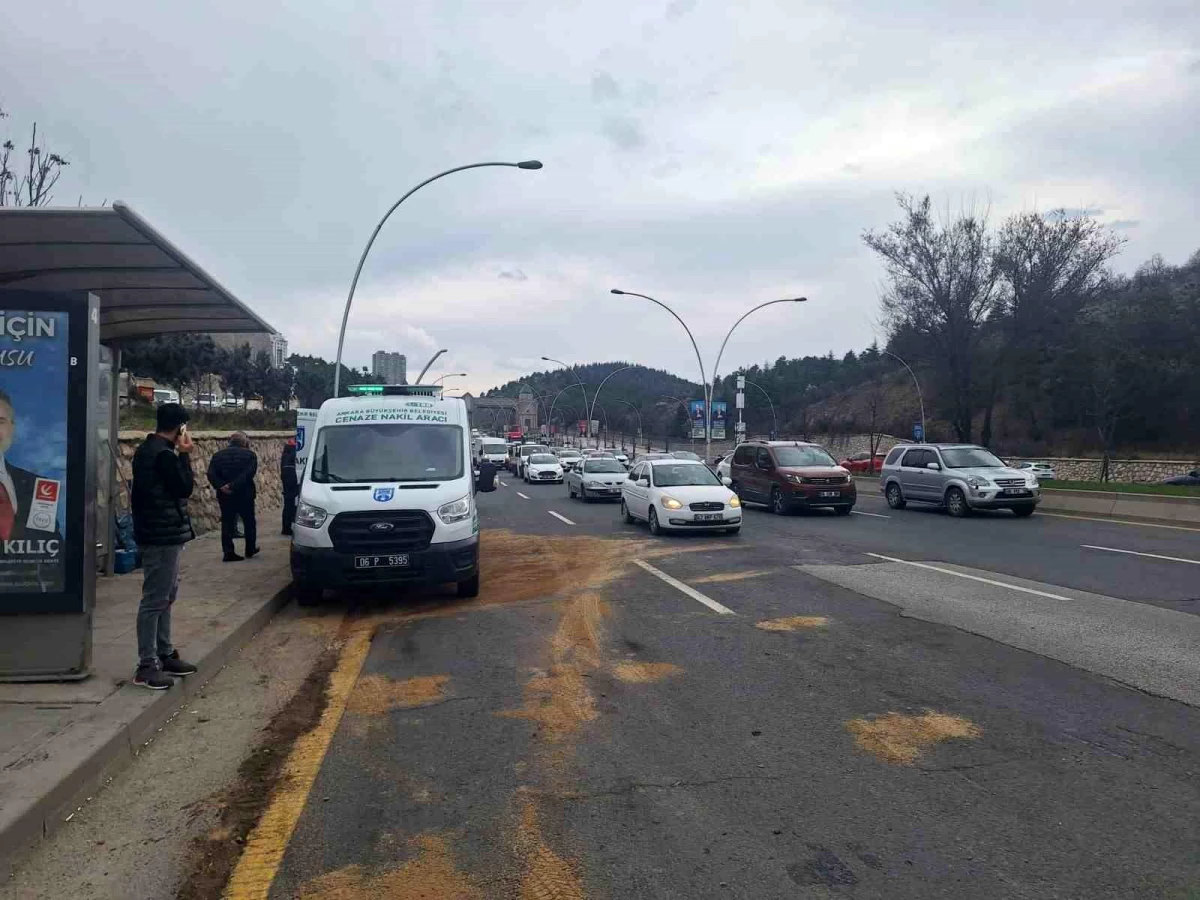 Ankara\'da Durakta Bekleyen Otobüse Minibüs Çarptı: 1 Ölü, 1 Yaralı