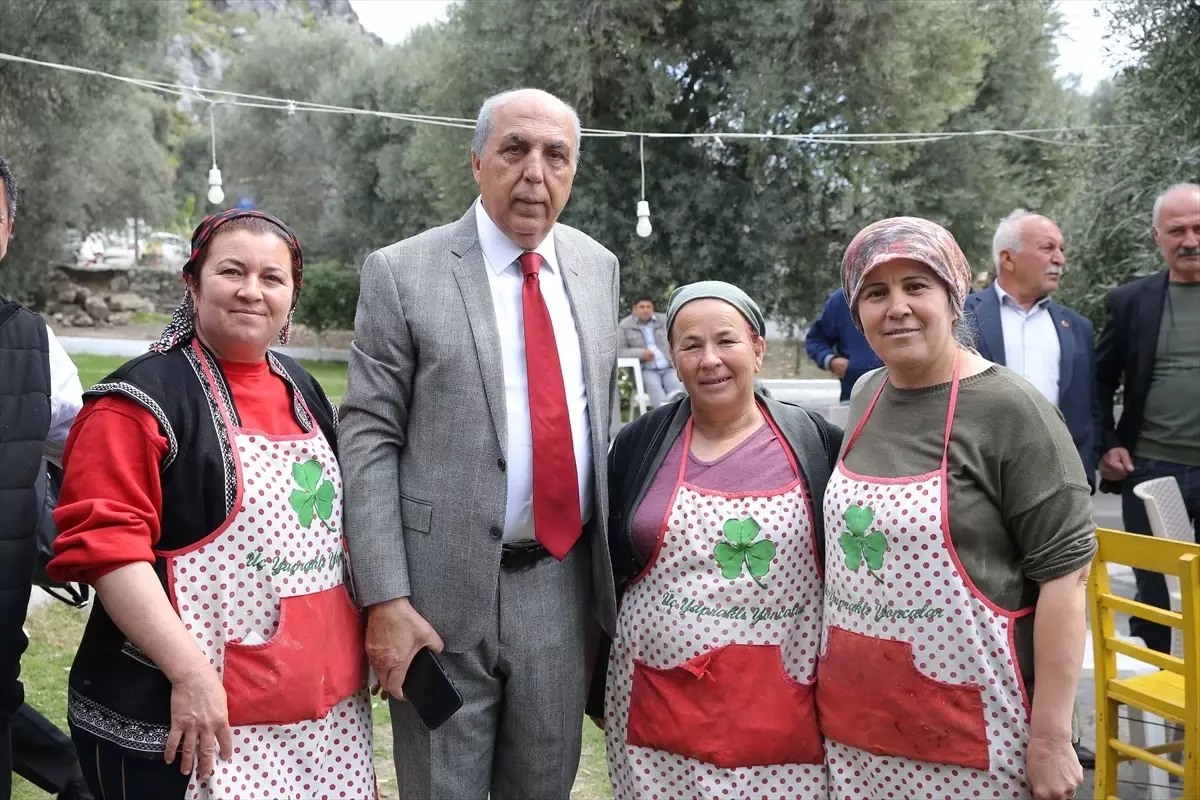 Cumhur İttifakı Muğla Büyükşehir Belediye Başkan Adayı Aydın Ayaydın, Milas\'ta Pazar Yeri Ziyaretlerinde Bulundu