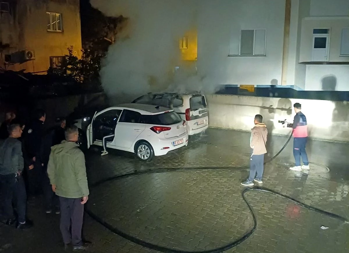 Osmaniye\'de park halindeki hafif ticari araç alev alev yandı