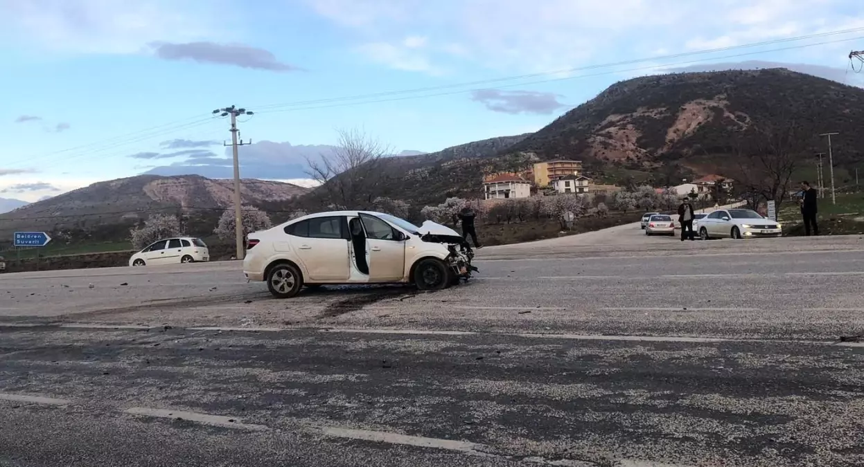 Adıyaman\'ın Gölbaşı ilçesinde tır ile çarpışan otomobilin sürücüsü yaralandı