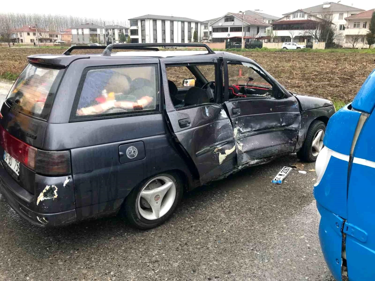 Akyazı\'da otomobil ile minibüs çarpıştı: 3 yaralı