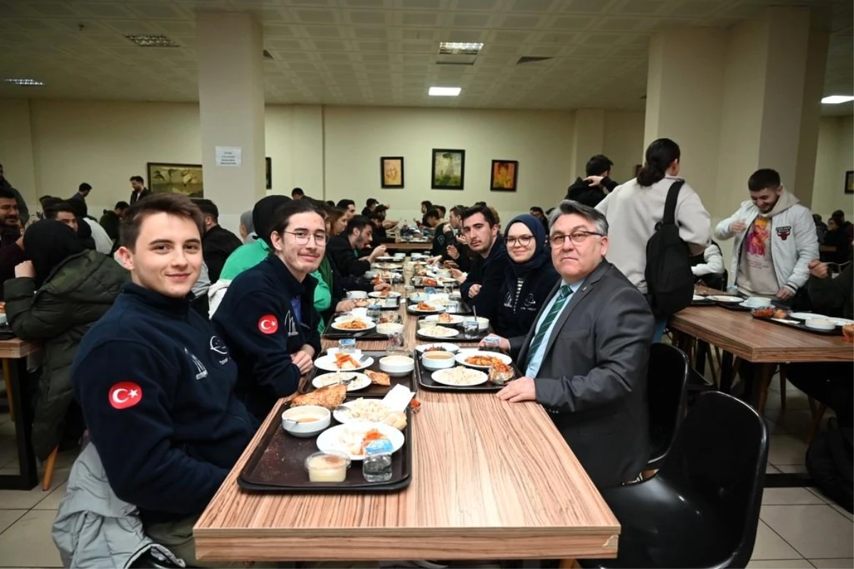 Zonguldak Bülent Ecevit Üniversitesi Rektörü İftar Programında Öğrencilerle Bir Araya Geldi