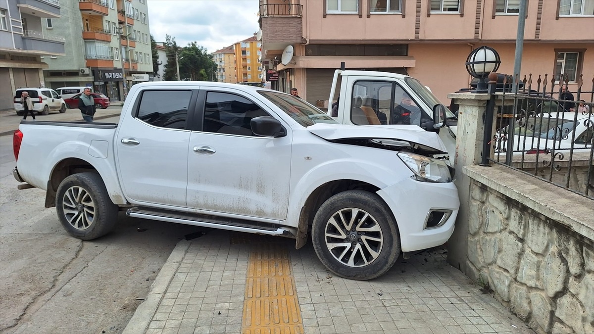 Samsun Bafra\'da cip ve kamyonet çarpıştı, kadın sürücü yaralandı