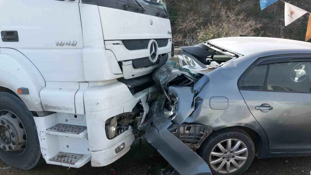 Samsun\'da Zincirleme Trafik Kazası: 1 Polis Memuru ve 2 Kişi Yaralandı