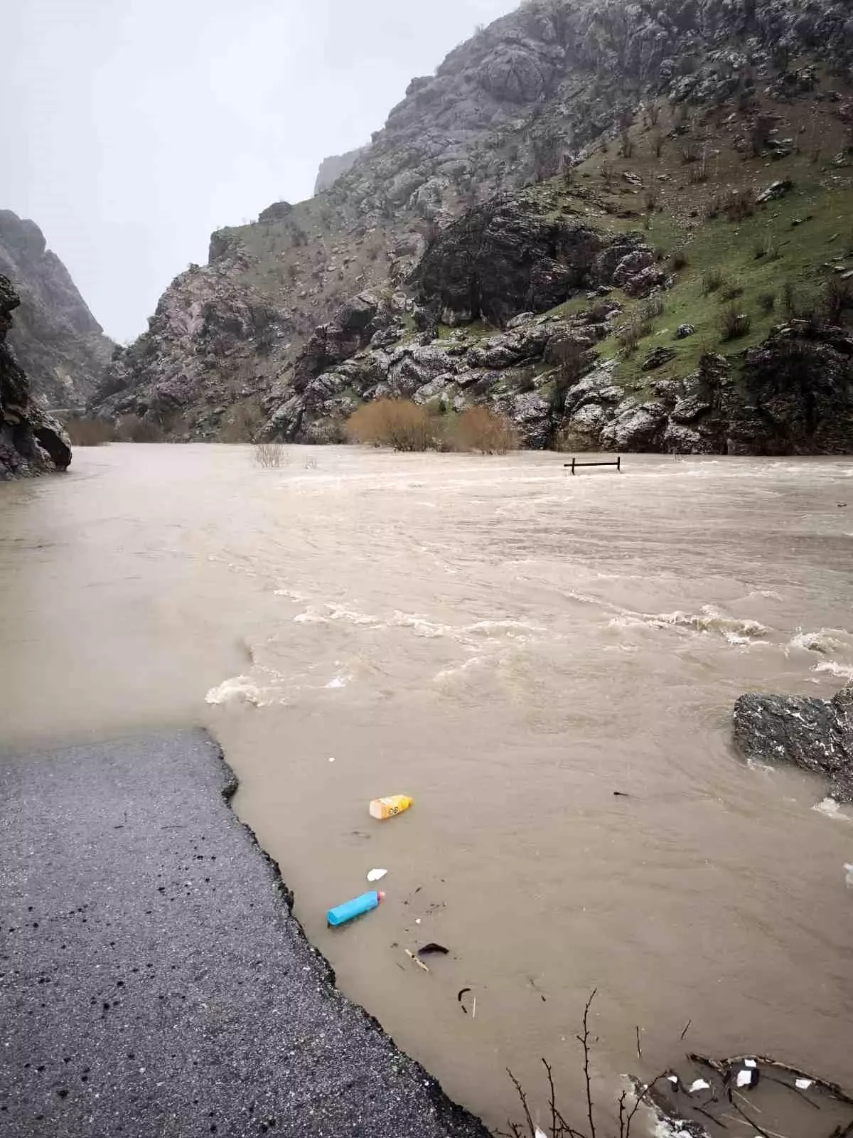 Hakkari\'de Şemdinli-Derecik kara yolu ulaşıma kapandı