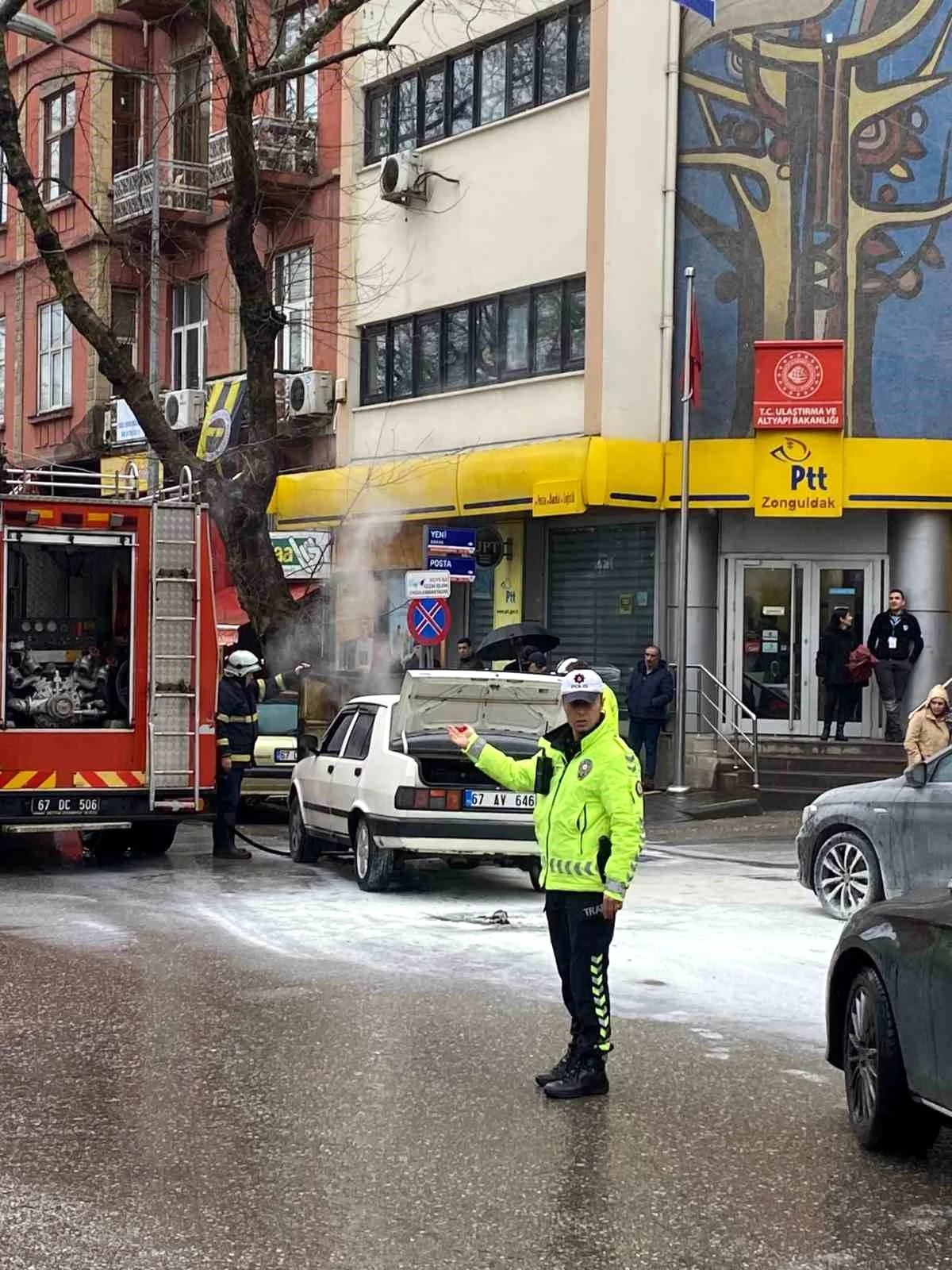 Zonguldak\'ta Otomobil Yangını: Sürücü Kurtuldu, Araç Kullanılamaz Hale Geldi