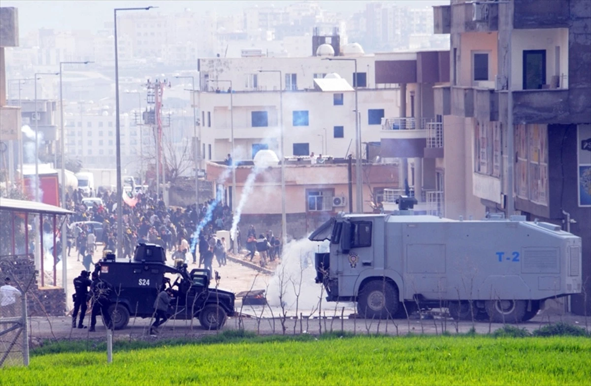 Cizre\'de nevruz etkinliğinde polise taş atan 3 şüpheli gözaltına alındı