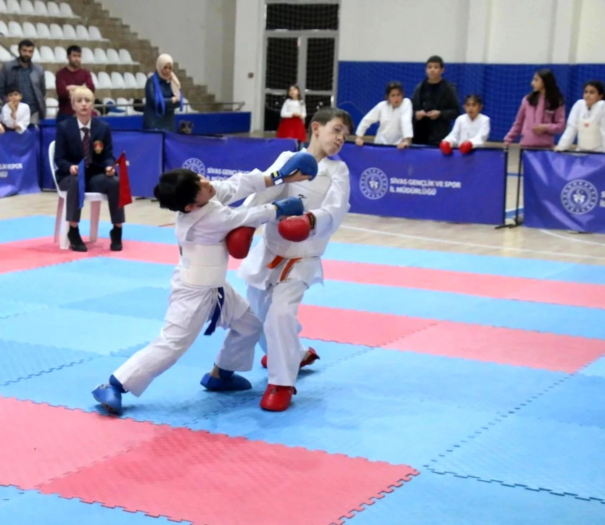 Sivas\'ta Minikler Karate İl Birinciliği Müsabakaları Gerçekleştirildi