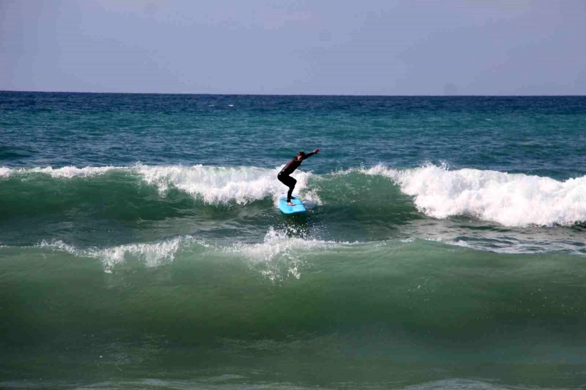 Alanya\'da Dalgalı Denizde Sörf Keyfi