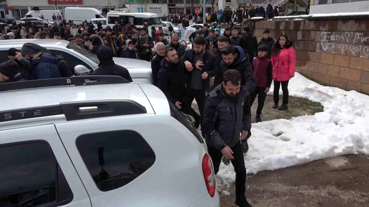 Bitlis\'te Nevruz programında terör örgütünü niteleyen bez parçalarıyla alana girmeye çalışan 4 kişi gözaltına alındı