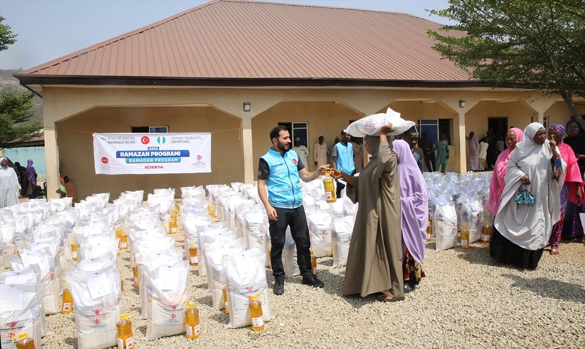 TDV, Nijerya\'da ihtiyaç sahibi ailelere gıda yardımı yaptı