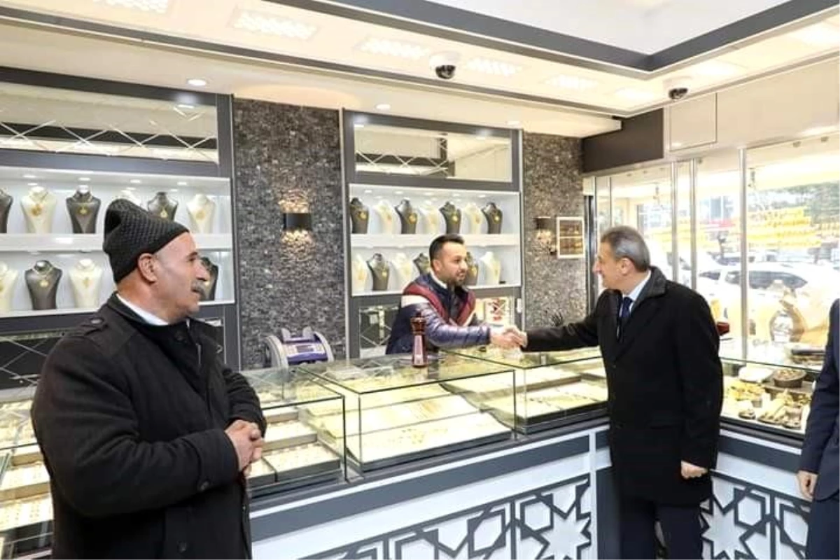 Bitlis Valisi Erol Karaömeroğlu, Güroymak ilçesinde esnaf ve vatandaşları ziyaret etti