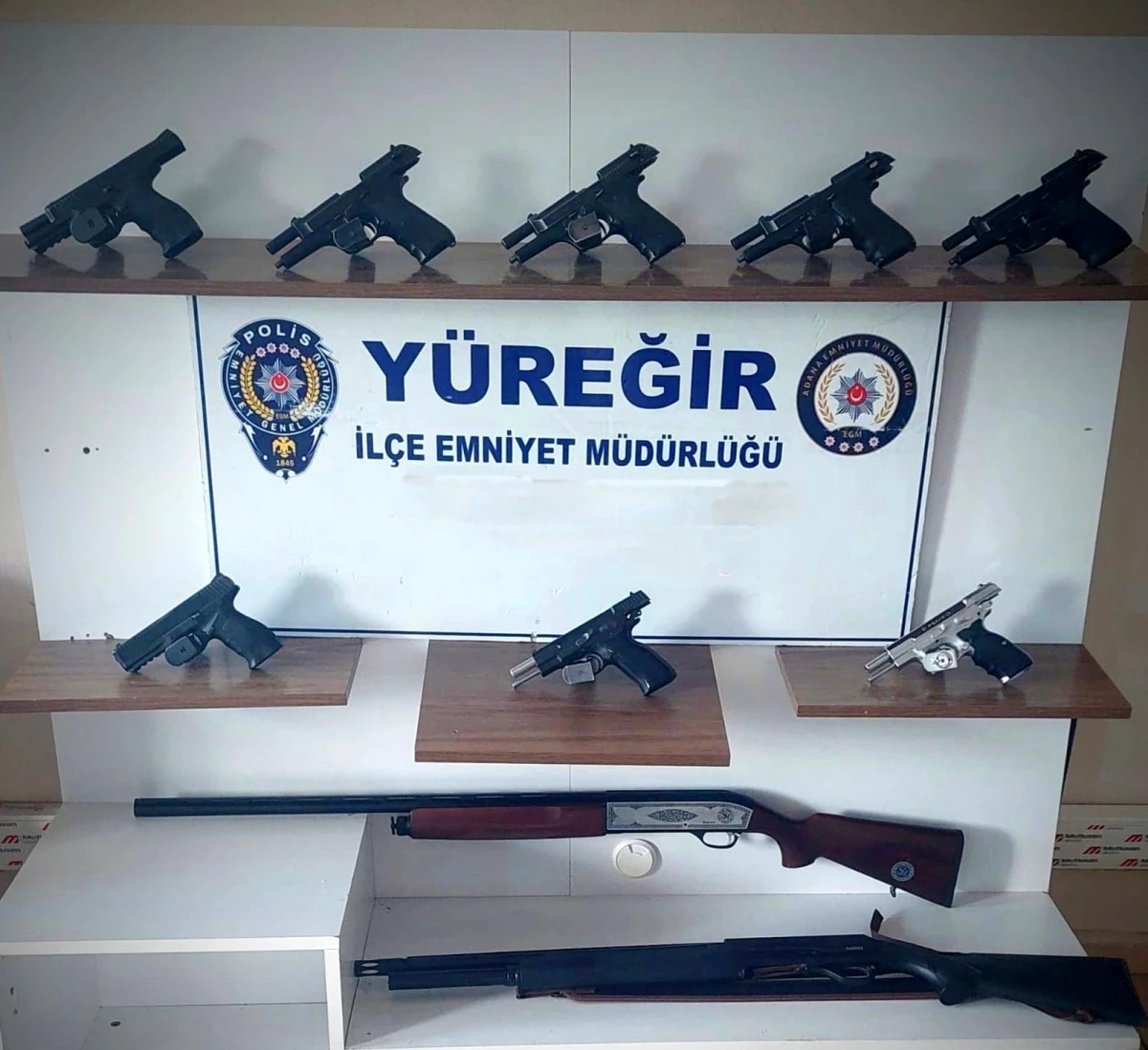 Adana\'da Yüreğir Polisi 10 Ruhsatsız Silah ve 108 Aranan Kişiyi Yakaladı