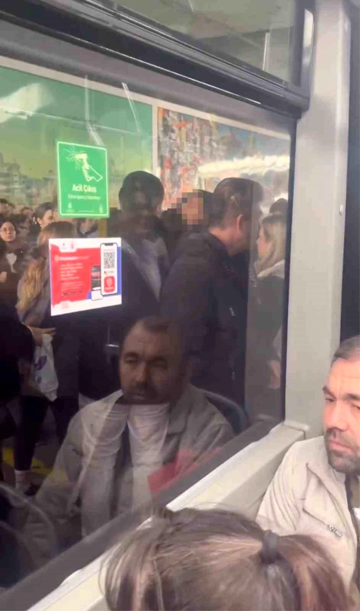 Zincirlikuyu Metrobüs Durağında Yaşanan Kavga Kamerada