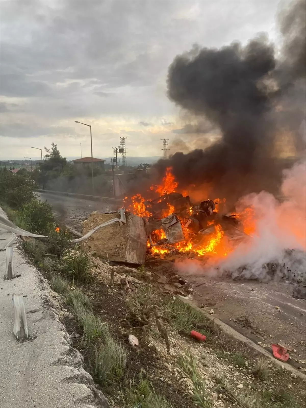 Adana-Pozantı Otoyolu\'nda devrilen tırda çıkan yangın söndürüldü