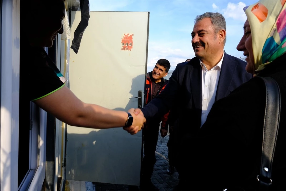 AK Parti Diyarbakır Büyükşehir Belediye Başkan adayı Mehmet Halis Bilden, depremzedeleri ziyaret etti