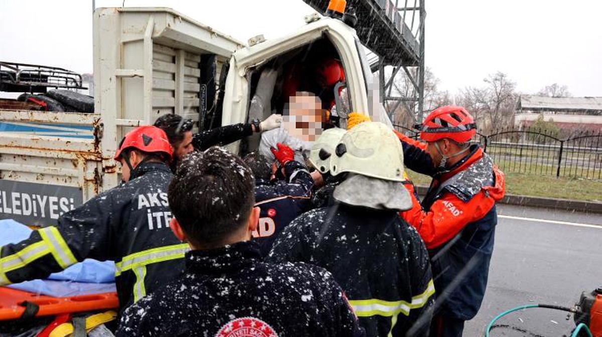 Aksaray\'da Kamyonetin Tıra Arkadan Çarpması Sonucu 2 Kişi Yaralandı