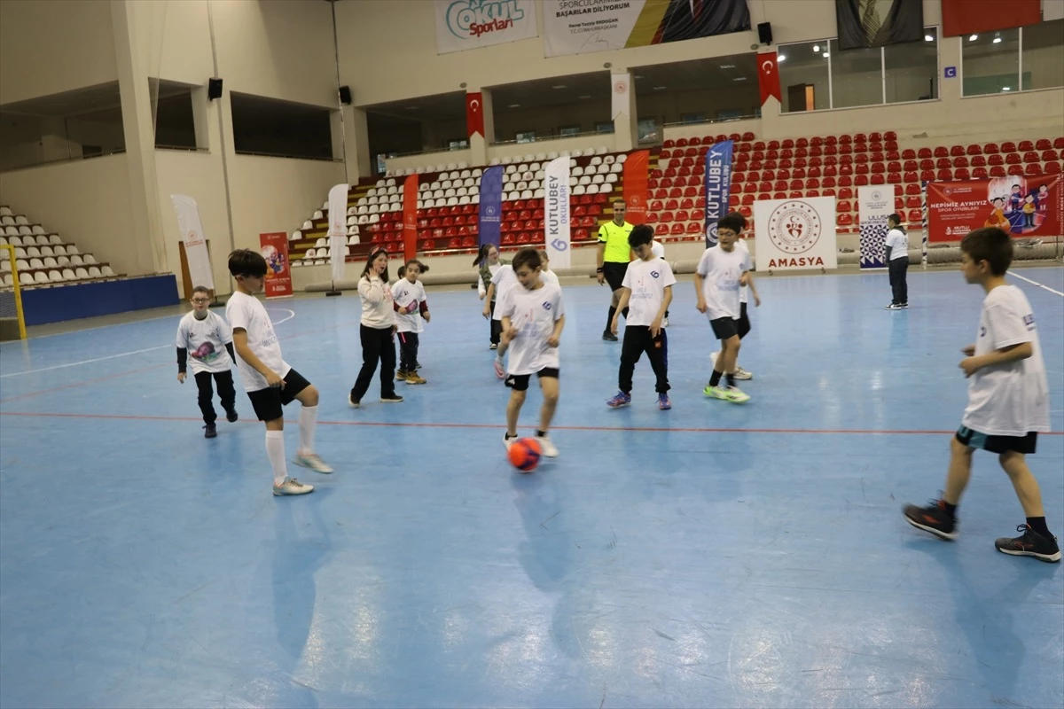 Amasya\'da Down Sendromu Farkındalık Günü etkinliği: Down sendromlu çocuklarla öğrenciler arasında futsal maçı yapıldı