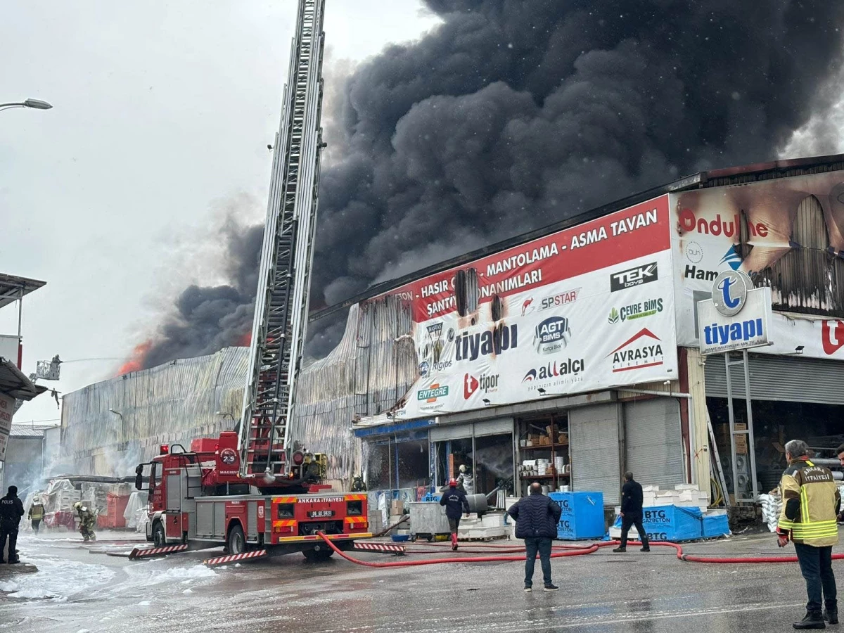Ankara\'da inşaat malzemeleriyle dolu bir depoda çıkan yangın, iş yerlerine sıçradı