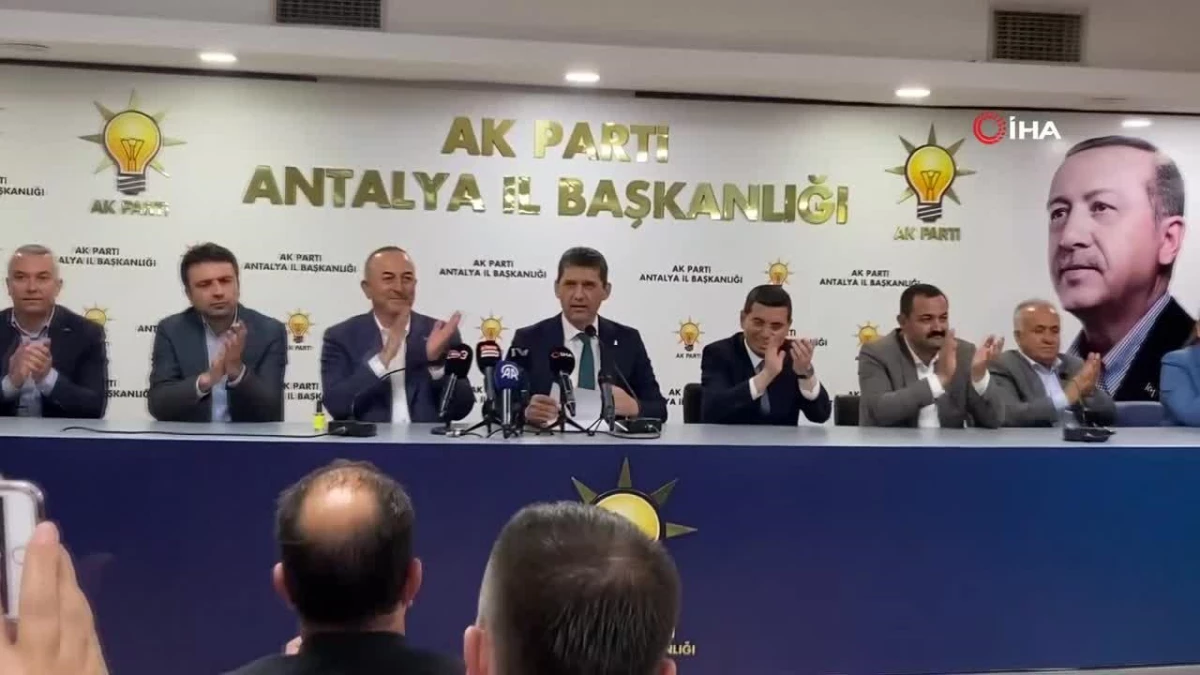 Antalya\'da AK Parti\'ye katılan 7 bin 841 üyeye rozetleri takıldı