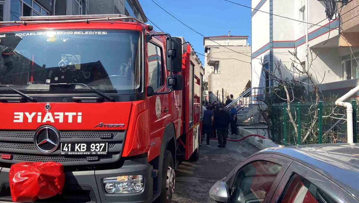 Gebze\'de 4 Katlı Apartmanın Zemin Katındaki Daire Yangında Kül Oldu