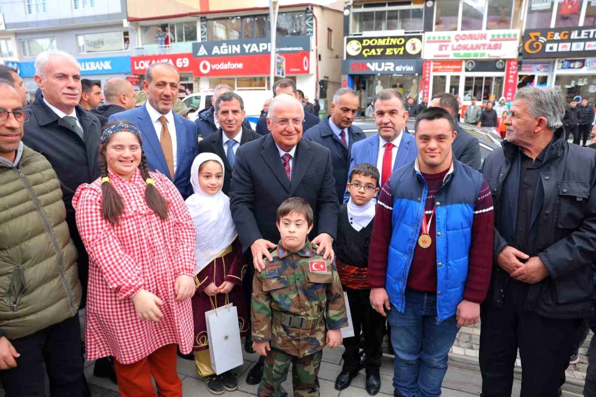 Milli Savunma Bakanı Yaşar Güler, Bayburt\'ta Down Sendromlu Çocuklar Tarafından Karşılandı