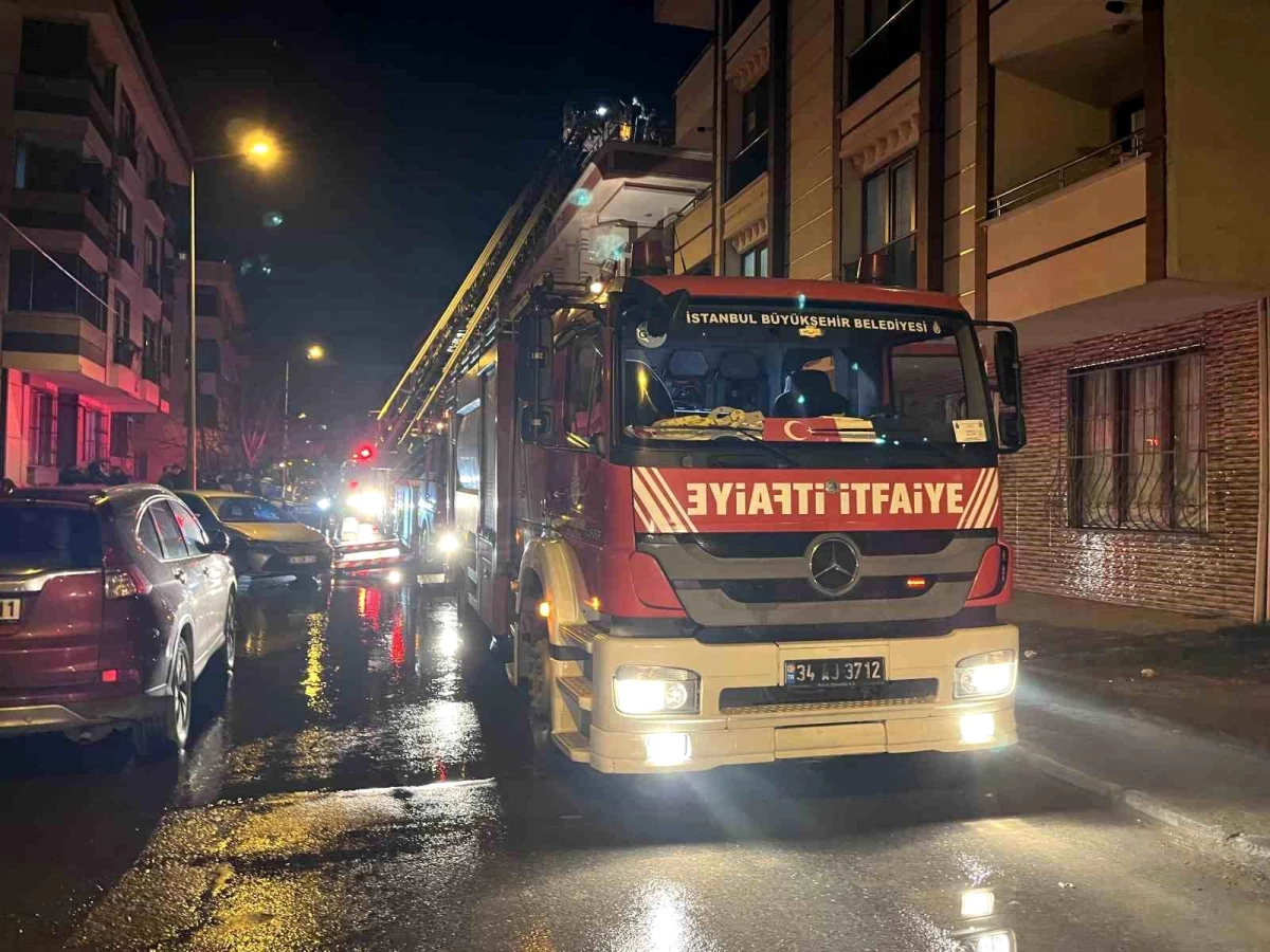 Başakşehir\'de 3 katlı binanın çatısı alev alev yandı
