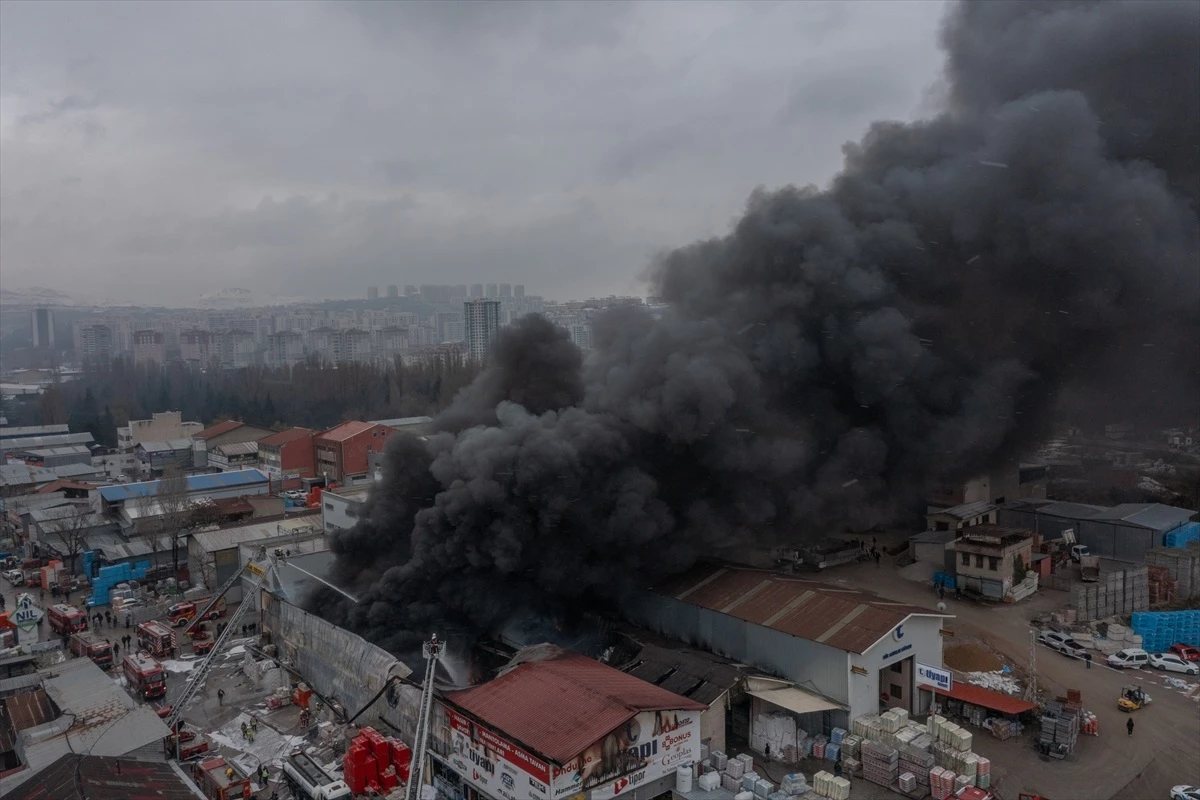 Ankara\'nın Altındağ ilçesinde bir depoda çıkan yangına itfaiye müdahale ediyor