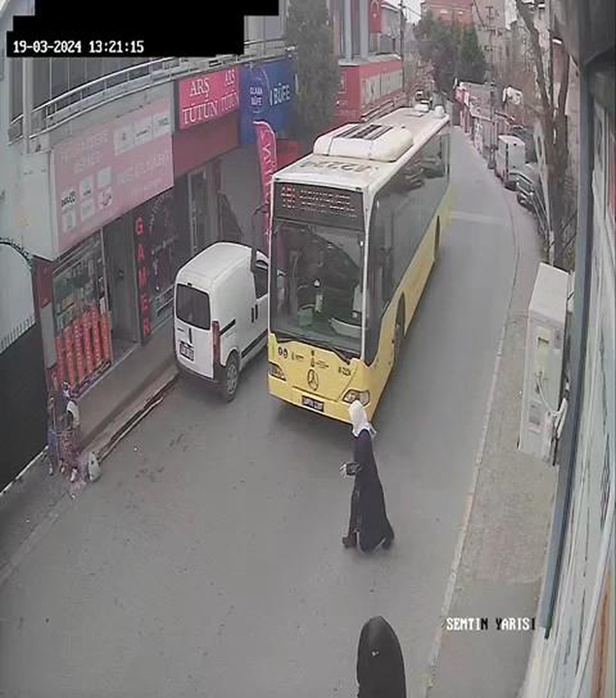 İETT Otobüsü Yaşlı Kadına Çarptı, Yaralandı