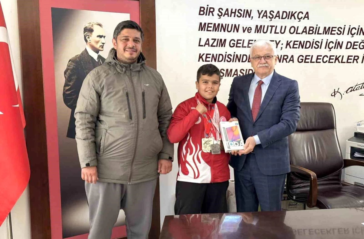 11 yaşındaki Burhaniyeli genç sporcu Dünya Muaythai Şampiyonası\'nda 2. oldu