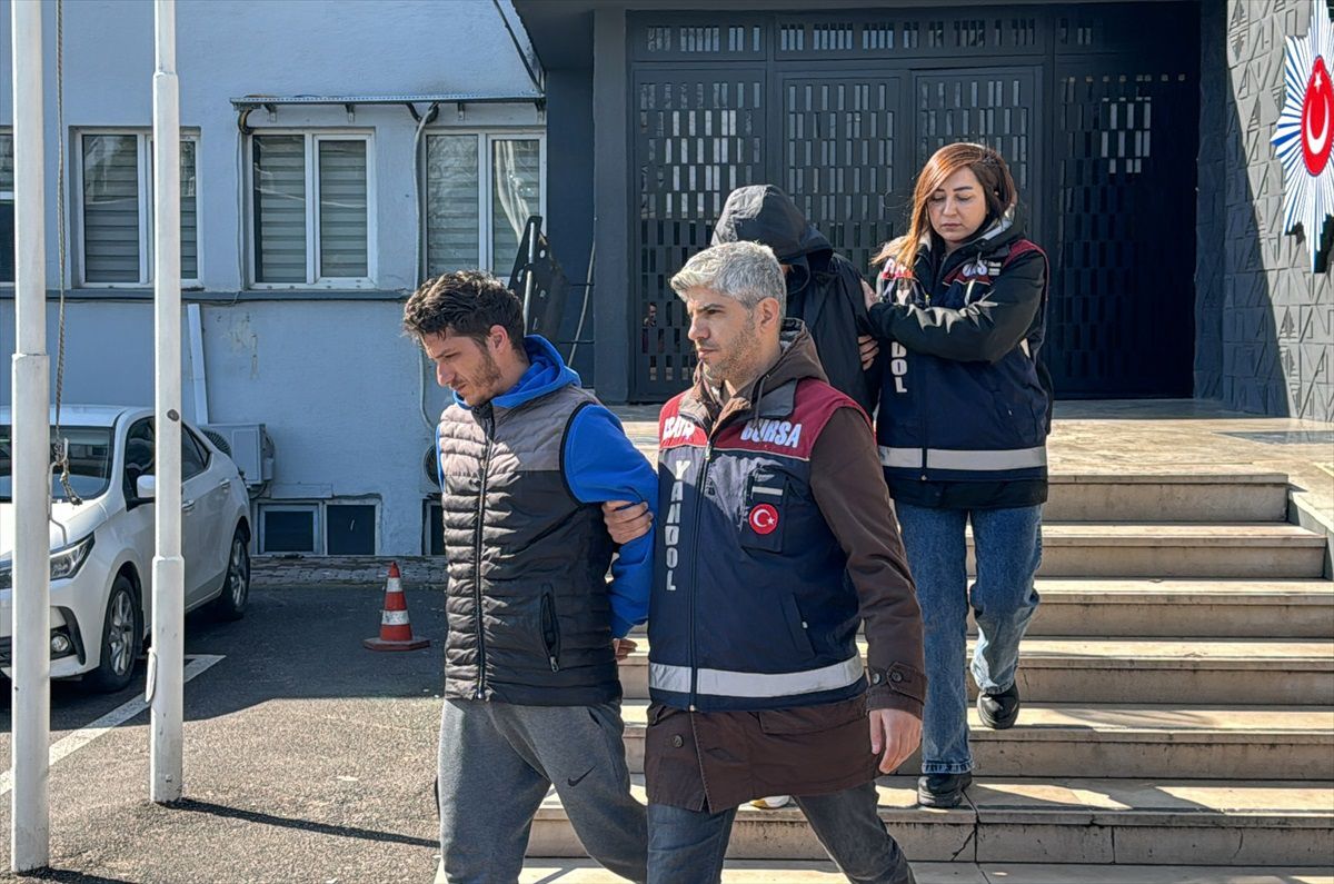Bursa\'da müşterilerinin altınlarını emanet aldıktan sonra kaçan şüpheliler adliyeye sevk edildi
