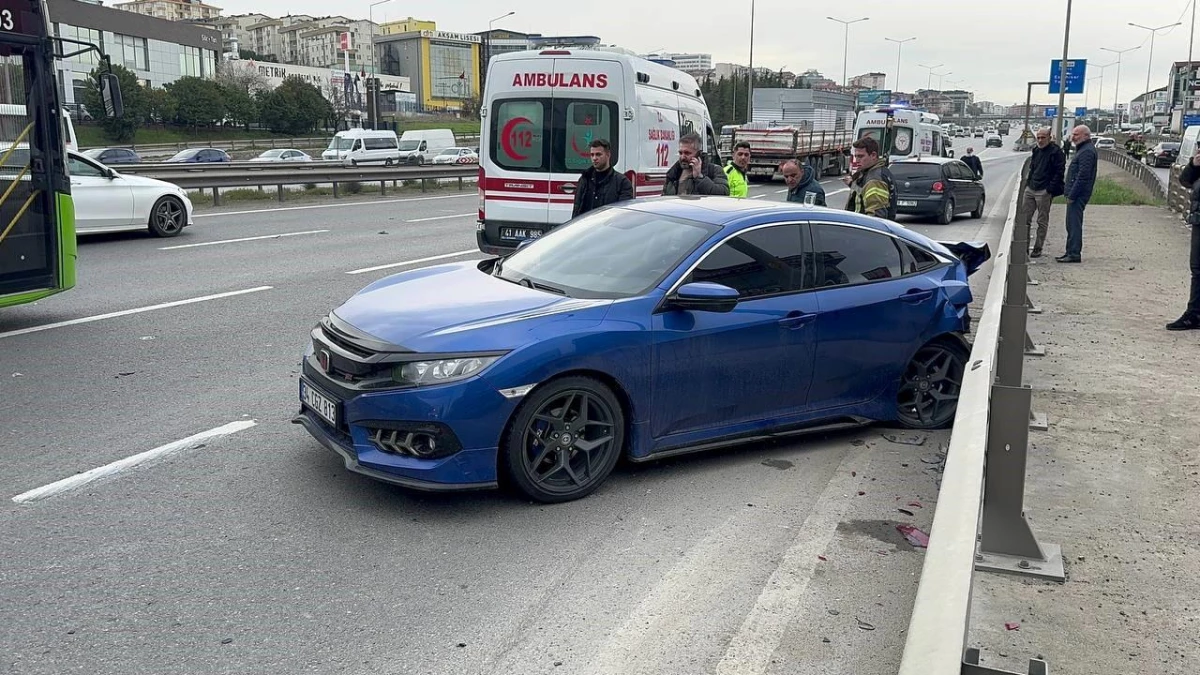 Gebze\'de Otomobilin Çarptığı Araç Bariyere Vurdu, 2 Kişi Yaralandı