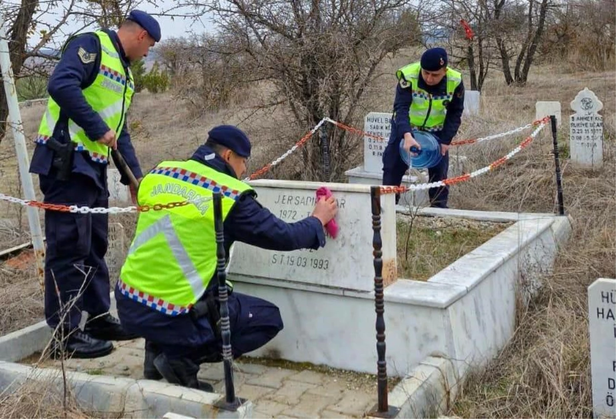 Şehit Jandarma Er Sadık Uçar\'ın mezarı jandarma tarafından bakım yapılarak dualar edildi
