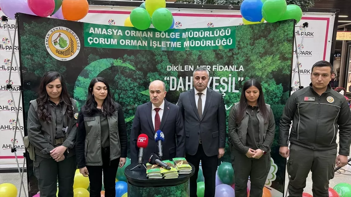 Çorum Valisi Zülkif Dağlı, Dünya Ormancılık Haftası etkinlikleri kapsamında çocuklarla tohum ekti, vatandaşlara fidan dağıttı