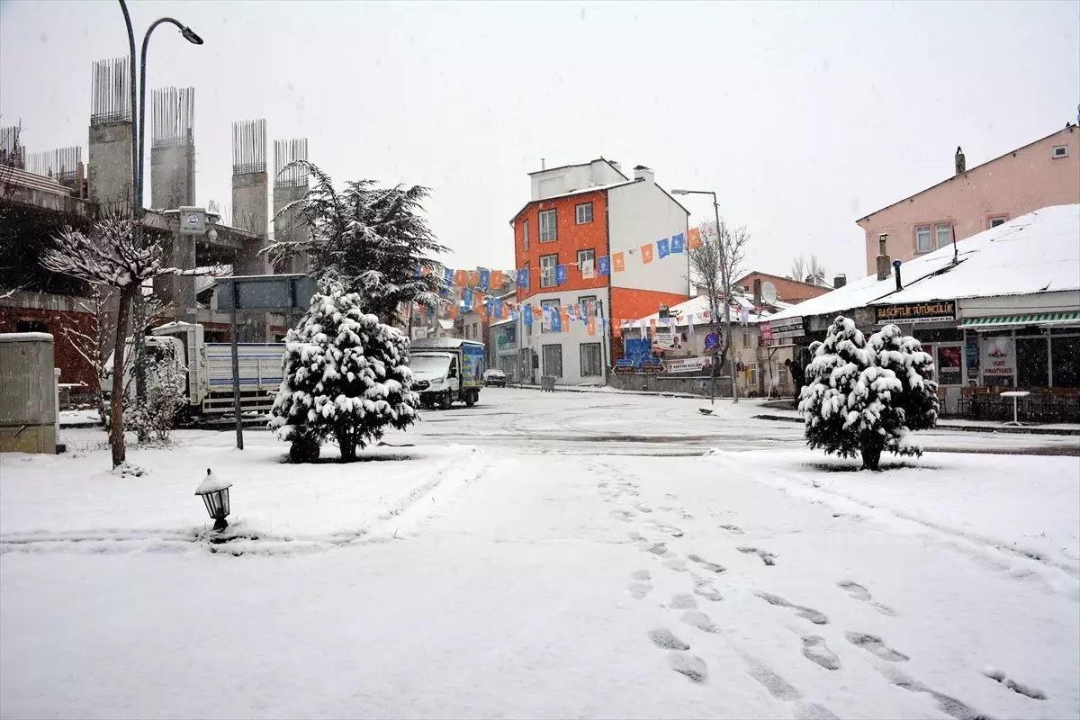 Çorum ve Tokat\'ta Kar Yağışı Hayatı Olumsuz Etkiledi